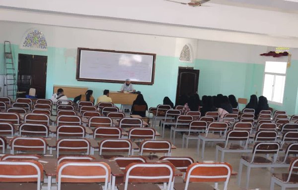 A classroom at Taiz University's Faculty of Arts is almost empty in December. [Naseem al-Sharaabi]