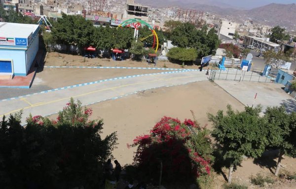 The courtyard in Taiz University's Faculty of Arts appears deserted in December. [Naseem al-Sharaabi]