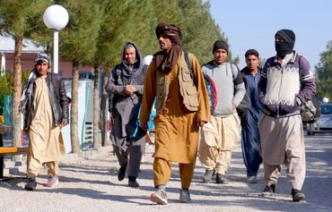 إيران تكثف عمليات ترحيل الأفغان إلى بلادهم حيث الفقر والبطالة