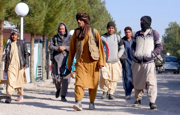 لاجئون أفغان مرحلون من إيران في مخيم لاجئين تابع للأمم المتحدة في مدينة هرات، في صورة التقطت يوم 16 كانون الأول/ديسمبر. [عمران/سلام تايمز]