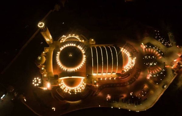 صورة ليلية لكاتدرائية ميلاد المسيح في العاصمة الإدارية الجديدة بمصر. [رئاسة الجمهورية]