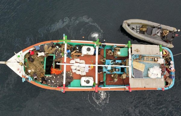 The US Navy confiscated hundreds of kilogrammes of heroin on December 27 from a stateless fishing boat in the Arabian Sea, whose crew identified as Iranians. [US Navy]