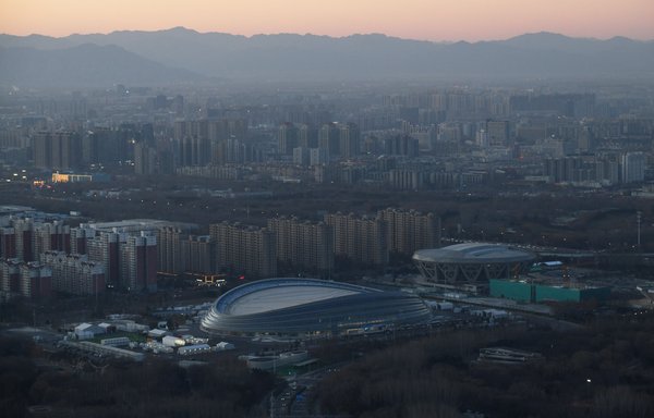 متظاهرون في مدينة أنتويرب البلجيكية يسعون يوم 3 كانون الثاني/يناير لزيادة الوعي العام بسوء معاملة الصين لأقلية الإويغور، ويرفعون لافتة تدعو إلى مقاطعة الألعاب الأولمبية الشتوية في بيجين 2022. [رابطة الإويغور في بلجيكا/تويتر]