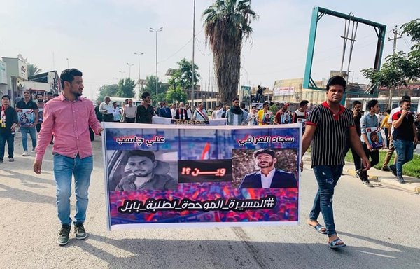 تظاهرکنندگان خواستار اطلاع از سرنوشت سجاد عراقی، فعال مدنی، و علی جاسب، وکیل دادگستری، هستند که پس از شروع اعتراضات مهرماه ۱۳۹۸ ناپدید شدند. [انقلاب اکتبر/فیسبوک]