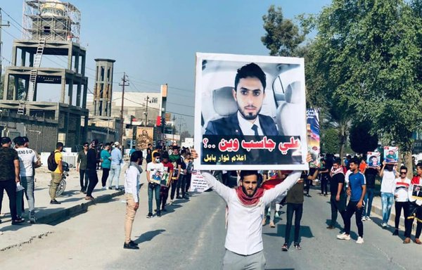 تظاهرکنندگان خواستار اطلاع از سرنوشت علی جاسب، وکیل دادگستری، هستند که در سال ۱۳۹۸ به اجبار ناپدید شد. [انقلاب اکتبر/فیسبوک]