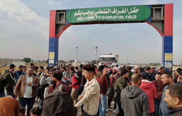 Iraqis gather at the entrance of al-Gharraf oil field in Dhi Qar province on December 21 to demand jobs and basic services. [Tishreen Revolution/Facebook]