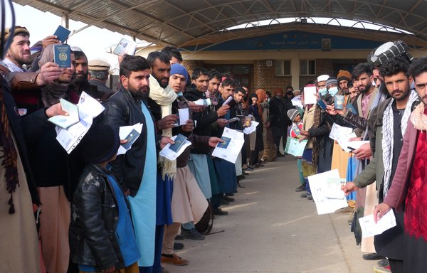 Hundreds of Afghans who have valid passports and Iranian visas are stranded at the Islam Qala border crossing in Herat province on December 26 after the Iranian regime unilaterally closed its borders with Afghanistan. [Omar/Salaam Times]