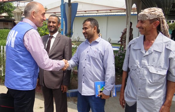 مایکل لولزگارد، رئیس هیئت ناظران سازمان ملل متحد در یمن ١٣ فروردین‌ماه ١٣٩٨ با مردم در شهر بندری الحدیده دیدار می‌کند. این دیدار در زمانی صورت گرفت که او براساس مذاکرات سال ١٣٩٧ به میانجی‌گری سازمان ملل در سوئد، بر اجرای توافق آتش‌بس الحدیده نظارت می‌کرد. [خالد زیاد/خبرگزاری فرانسه]