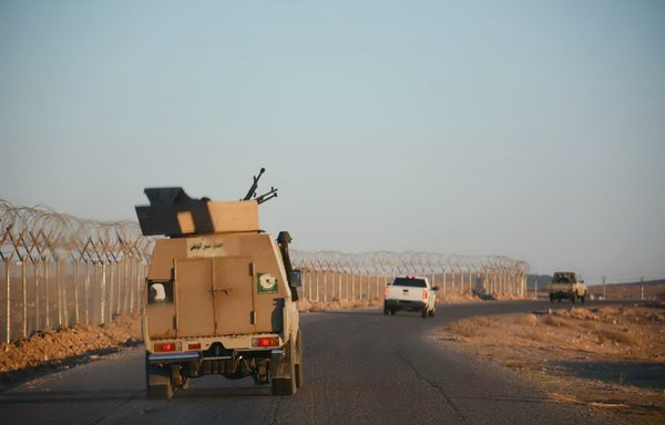 Iraqi security forces patrol the border strip with Syria on December 13. [Border Guard Command]