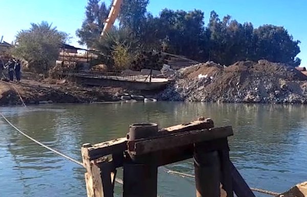 The IRGC is building a bridge to connect the two banks of the Euphrates River in the eastern Syrian province of Deir Ezzor. [Deir Ezzor 24]