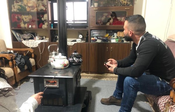 يواجه اللبنانيون صعوبة غير مسبوقة في الحصول على المازوت خلال موسم الشتاء الجاري بسبب الأزمة الاقتصادية وارتفاع أسعار المحروقات، مما أجبر كثيرين على التحول إلى مواقد الحطب لتدفئة منازلهم. [نهاد طوباليان/المشارق]