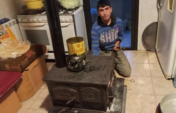 لجأت عائلة جرجس سركيس إلى إحراق الحطب في موقدين، الأول في المطبخ والثاني في غرفة الجلوس، لتدفئة منزلها في منطقة كسروان اللبنانية. [جرجس سركيس]