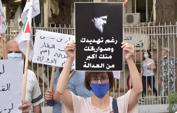 مواطنون لبنانيون يتظاهرون أمام قصر العدل في 13 تشرين الأول/أكتوبر ضد إيران وحزب الله ودعما للقاضي طارق البيطار الذي يقود التحقيق في قضية انفجار مرفأ بيروت في آب/أغسطس 2020. [زياد حاتم/المشارق]