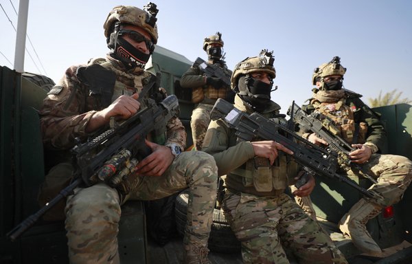 نیروهای مداخله سریع عراق ۴ بهمن در روستایی در منطقه حاوی العظیم واقع در استان دیالی مشغول رانندگی هستند؛ پس از حمله داعش به یک پایگاه ارتش که منجر به جان باختن ۱۱ سرباز شد، این نیروها برای یک عملیات نظامی علیه داعش آماده می‌شوند. [احمد الربیعی/ خبرگزاری فرانسه]