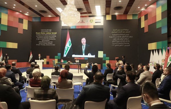 A Chinese official discusses the prospects for bilateral co-operation with Iraq during a January 20 signing ceremony for a contract to develop a gas field in Iraq's eastern province of Diyala. [Iraqi Ministry of Oil]