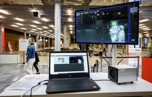 اسکنرهای حرارتی و امنیتی در فرودگاهی در فرانسه در سال ۱۳۹۹. [برتراند گوای/ خبرگزاری فرانسه]