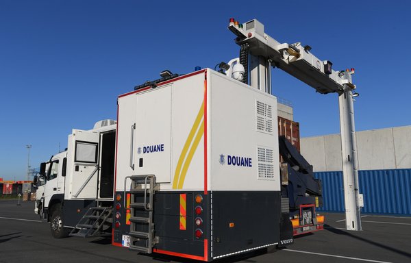 این عکس که روز ۶ آبان سال گذشته گرفته شده است، یک کامیون اسکنر را نشان می دهد که در شهر زیبروگه بلژیک استفاده می شود. [جان تایس/ خبرگزاری فرانسه]