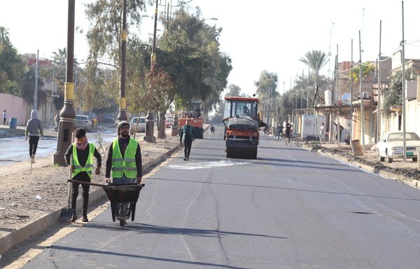 جوانان عراقی روز ۱۳ بهمن در یک پروژه بازسازی در شهر موصل استان نینوا مشغول کار هستند. [صفحه فیسبوک شهرداری موصل]