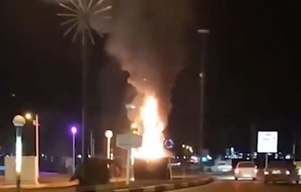 لقطة من مقطع فيديو تم تداوله عبر الإنترنت يظهر التمثال المحترق لقائد الحرس الثوري الإيراني قاسم سليماني في مدينة شهر كورد الإيرانية ليل 5-6 كانون الثاني/يناير، وذلك بعد ساعات قليلة من إزاحة الستارة عنه.