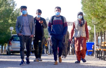 إيران تتمادى في سوء معاملتها للاجئين الأفغان بعد توقف تدفق المياه من أفغانستان