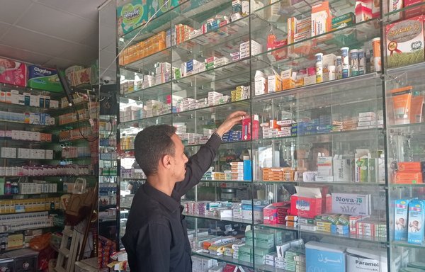 أدوية معروضة في خزانة زجاجية بصيدلية في صنعاء. [هيثم محمد]