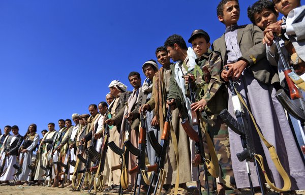 رجال وأطفال يمنيون مسلحون تجمعوا في صنعاء لإظهار دعمهم للحوثيين في 13 كانون الأول/ديسمبر 2018. [محمد حويس/وكالة الصحافة الفرنسية]