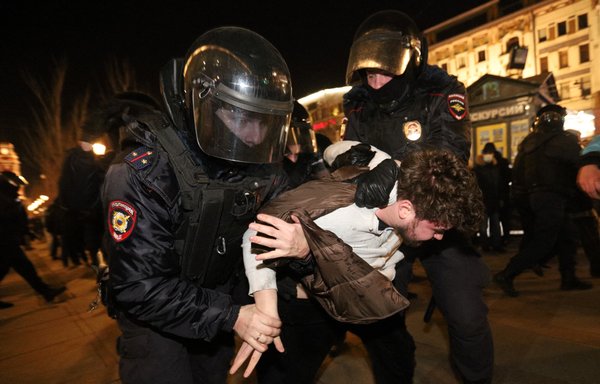 Police officers detain a demonstrator during a protest against Russia's invasion of Ukraine in St. Petersburg on February 27. [Sergei Mikhailichenko/AFP]