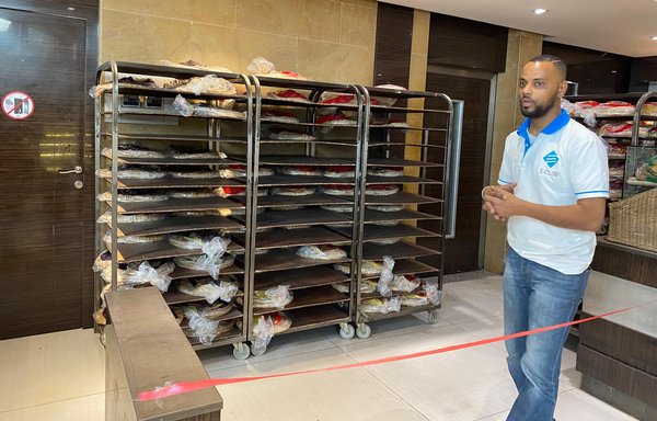 الرفوف شبه فارغة من الخبز في سوبرماركت شمال بيروت. [نهاد طوباليان/المشارق]