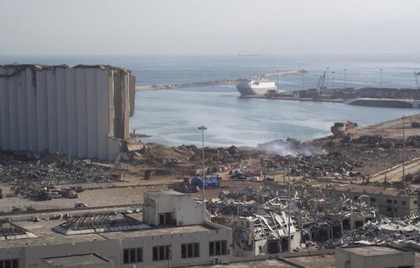 إهراءات القمح في مرفأ بيروت تظهر إلى اليسار، وقد دمرت في انفجار 4 آب/أغسطس 2020. [نهاد طوباليان/المشارق]