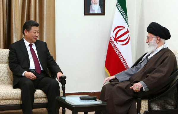 در دی‌ ماه ١٣٩٤ شی جین‌ پینگ، رئیس جمهوری چین با علی خامنه‌ ای، رهبر ایران در تهران دیدار کرد. [خامنه ای دات آی آر]