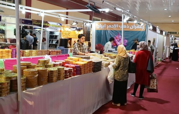 Women inspect the Iranian food pavilion at the Baghdad International Fair on June 2, 2019. [Baghdad International Fair]