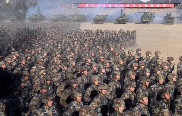 در سال ١٤٠٠، سربازان چینی برای برگزاری رزمایش صف می‌کشند. [وزارت دفاع چین]