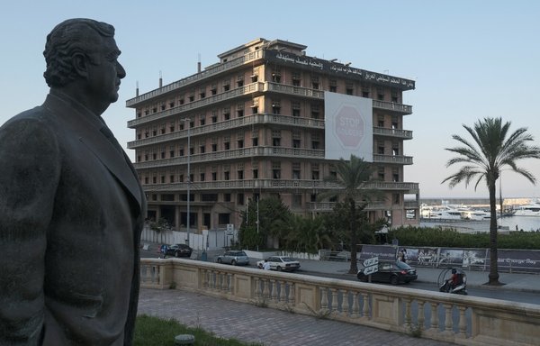 صورة التقطت في 12 تشرين الثاني/نوفمبر 2019، تظهر تمثالا لرئيس الحكومة اللبنانية الراحل رفيق الحريري بالقرب من الموقع حيث اغتيل عام 2005 في بيروت. [أمير مكر/وكالة الصحافة الفرنسية]