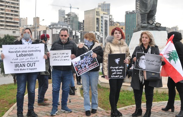 متظاهرون وعائلات ضحايا انفجار مرفأ بيروت يتجمعون للاحتجاج على نفوذ إيران وحزب الله أمام تمثال المغترب في بيروت يوم 4 آذار/مارس. [زياد حاتم/وكالة الصحافة الفرنسية]
