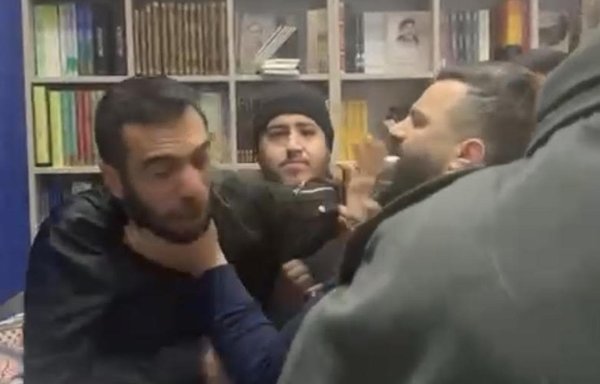 الناشط اللبناني شفيق بدر يتعرض للضرب في معرض بيروت العربي للكتاب بعد انتقاده رفع صورة عملاقة لقائد الحرس الثوري الإيراني المقتول قاسم سليماني بالقرب من الجناح الإيراني. [لقطة من فيديو]
