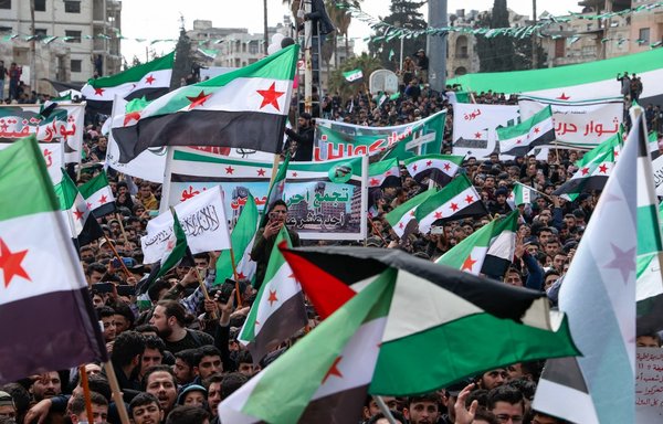 سوری‌ها در راهپیمایی ٢٤ اسفند ماه در استان ادلب به مناسبت یازدهمین سالگرد آغاز قیام سوریه، «پرچم استقلال» مخالفان را برافراشتند. [عمر حاج خدور/خبرگزاری فرانسه]