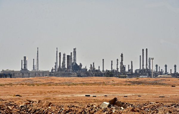 منشأة نفطية تابعة لشركة أرامكو بالقرب من منطقة الخرج جنوبي الرياض. [فايز نورالدين/وكالة الصحافة الفرنسية]
