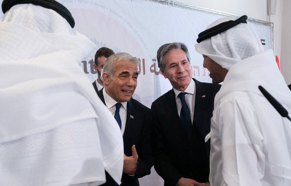 Israel's Foreign Minister Yair Lapid and US Secretary of State Antony Blinken chat with Bahrain's Foreign Minister Abdullatif bin Rashid al-Zayani (R) and UAE Foreign Minister Sheikh Abdullah bin Zayed Al Nahyan (L), in Sde Boker, Israel on March 28. [Jacquelyn Martin/Pool/AFP]