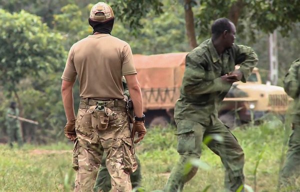 مرتزقة يتلقون التدريبات في معسكر روسي في جمهورية أفريقيا الوسطى. [ريفرس سايد أوف ذي ميدال/تيلغرام]