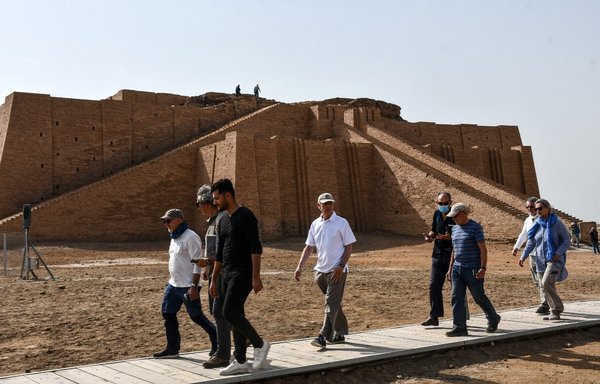 سائحون إسبان يقومون بجولة يوم 24 شباط/فبراير في معبد الزقورة الكبير بمدينة أور الأثرية في محافظة ذي قار جنوبي العراق، بالقرب من مدينة الناصرية. [أسعد نيازي/وكالة الصحافة الفرنسية]
