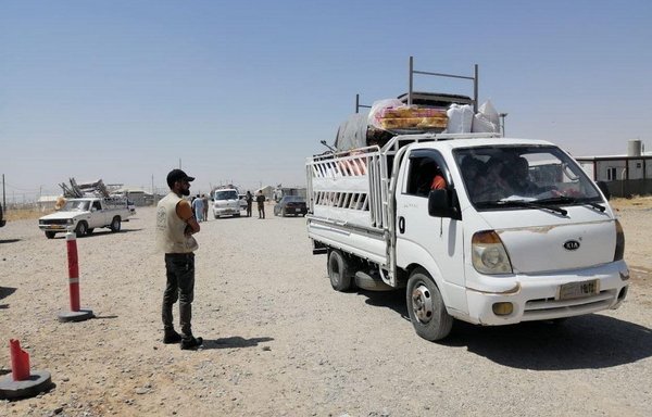 أسرة عراقية نازحة تتوجه إلى منزلها من أحد المخيمات شمالي العراق في 21 حزيران/يونيو. [وزارة الهجرة العراقية]