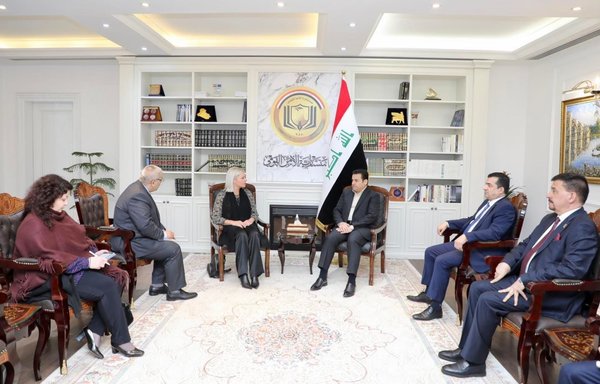 مستشار الأمن القومي العراقي قاسم الأعرجي وممثلة الأمم المتحدة الخاصة في العراق جنين هينيس بلاسخارت يبحثان وضع مخيم الهول بتاريخ 17 آذار/مارس. [من الأرشيف]