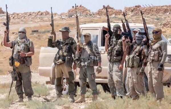 مرتزقة من مجموعة فاغنر يلوحون بأسحلتهم في الصحراء الشرقية (البادية) السورية. [أرشيف]