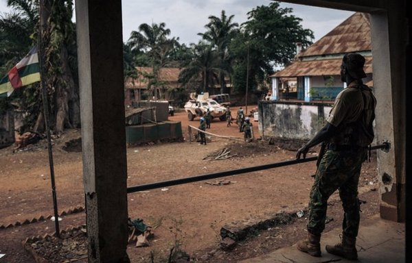جنود من جيش جمهورية أفريقيا الوسطى يتفقدون يوم 3 شباط/فبراير قاعدتهم العسكرية المنهوبة بعد انسحاب عناصر ميليشيا متمردة كانت تحتلها. في آذار/مارس الماضي، دقت وكالة تابعة للأمم المتحدة ناقوس الخطر إزاء 'علاقة المرتزقة الروس بسلسلة من الهجمات العنيفة التي حدثت منذ الانتخابات الرئاسية' في جمهورية أفريقيا الوسطى في شهر كانون الأول/ديسمبر الماضي. [أليكسيس هوغو/وكالة الصحافة الفرنسية]