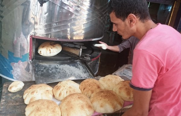 ينتج هذا الفرن المصري الخبز الأبيض غير المدعوم من قبل الحكومة والذي يباع في الأسواق بأسعار مرتفعة. [وليد أبو الخير/المشارق]