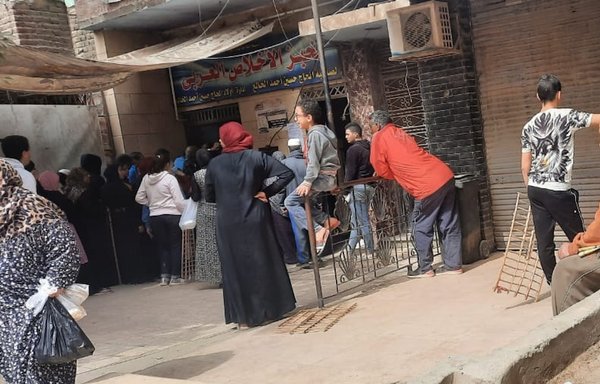 مصريون يصطفون أمام أحد الأفران التي تبيع الخبز المدعوم من الحكومة. [وليد أبو الخير/المشارق]