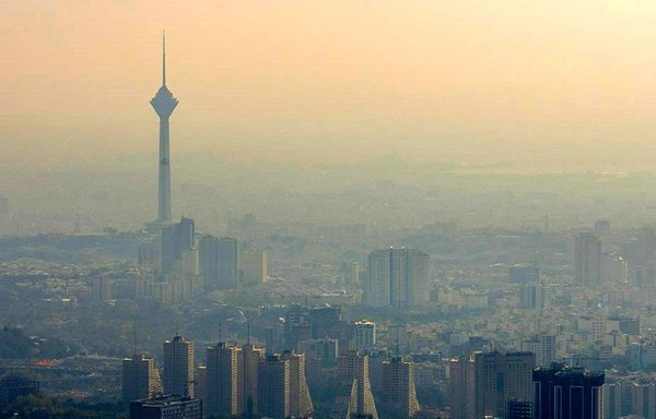 Tehran is seen on April 8 under a thick blanket of smog and debris. [Farhikhtegan daily]