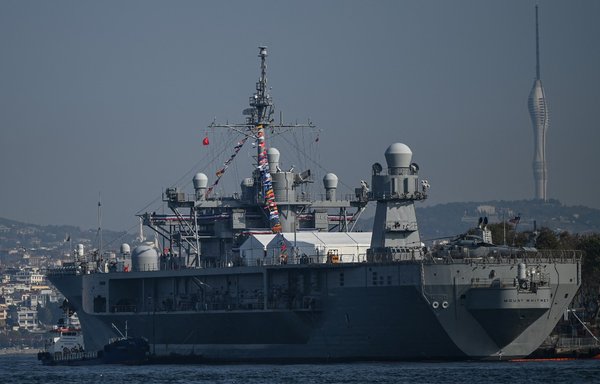 US Navy ship USS Mount Whitney is docked off the port of Sarayburnu, in Istanbul, on November 3, 2021. [Ozan Kose/AFP]