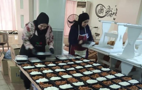 نساء من منظمة "سوا مننجح" الخيرية في طرابلس يقمن بإعداد وجبات الإفطار اليومية التي تتكون من الحساء والسلطة وطبق رئيس من اللحوم والعصير والخبز والحلويات. [منظمة سوا مننجح]