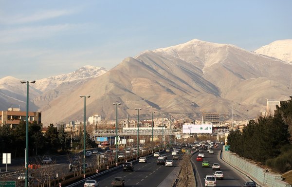 A picture shows a clear view of the mountains as seen from west of Tehran on January 4, 2016. [Atta Kenare/AFP]